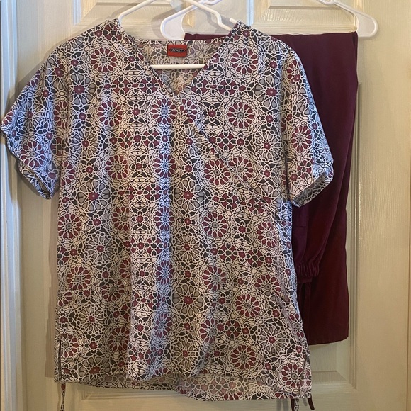 Natural Uniforms Tops - Stylish Women's Geometric Print Uniform Scrub Top with Pants Set